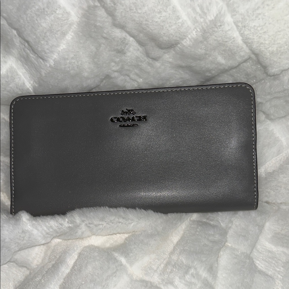 Coach Leather Wallet! Calf Leather. Large zippered compartment.
